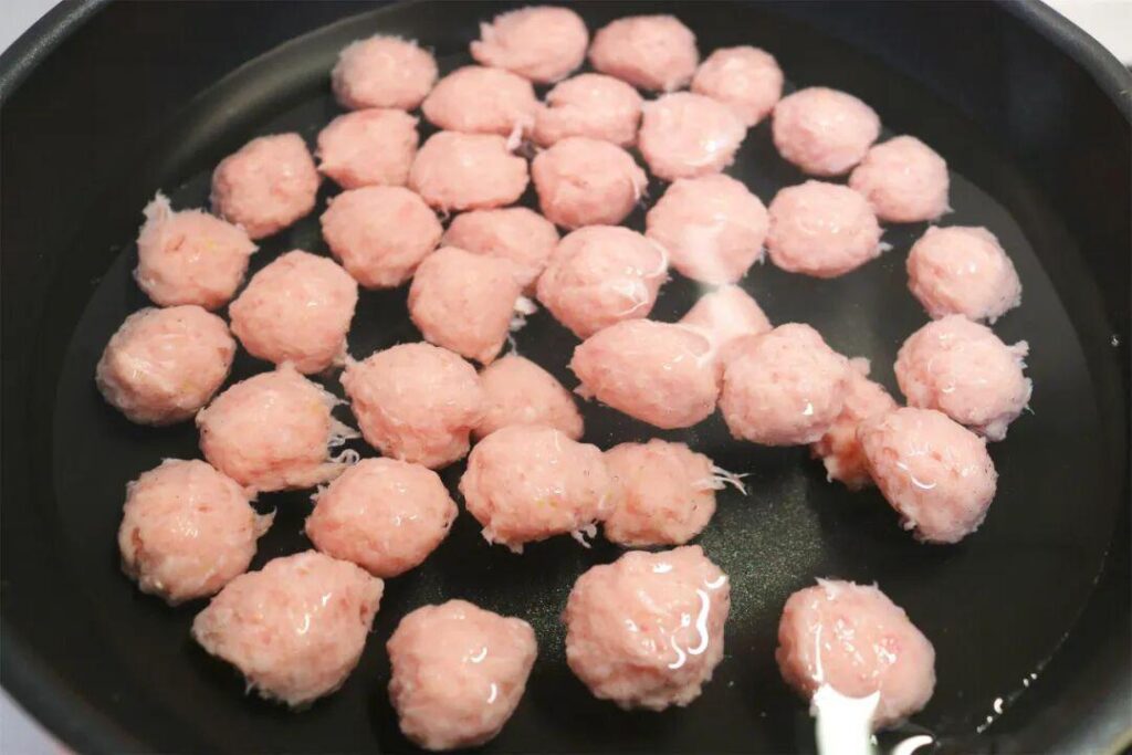 Pork meatballs in the pot