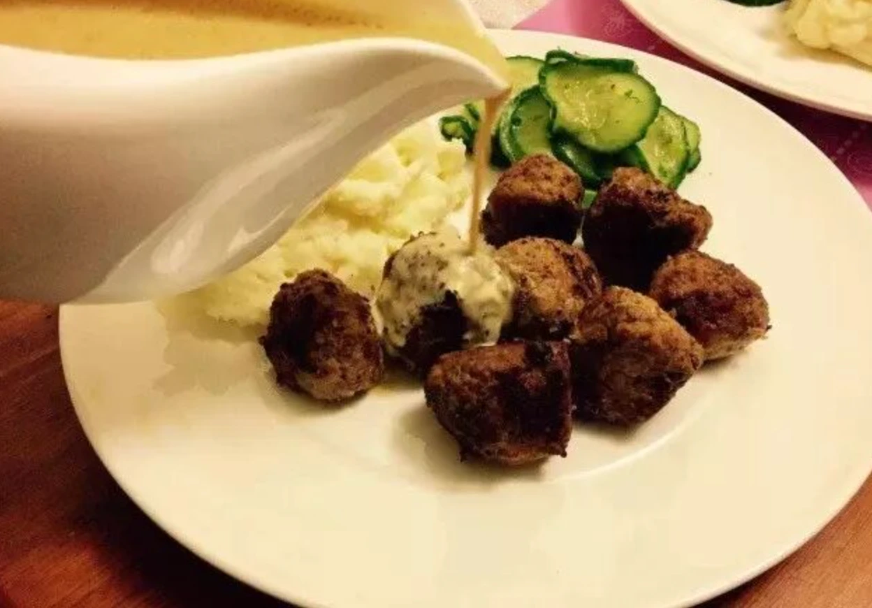 making swedish meatballs with mashed potatoes recipe.webp